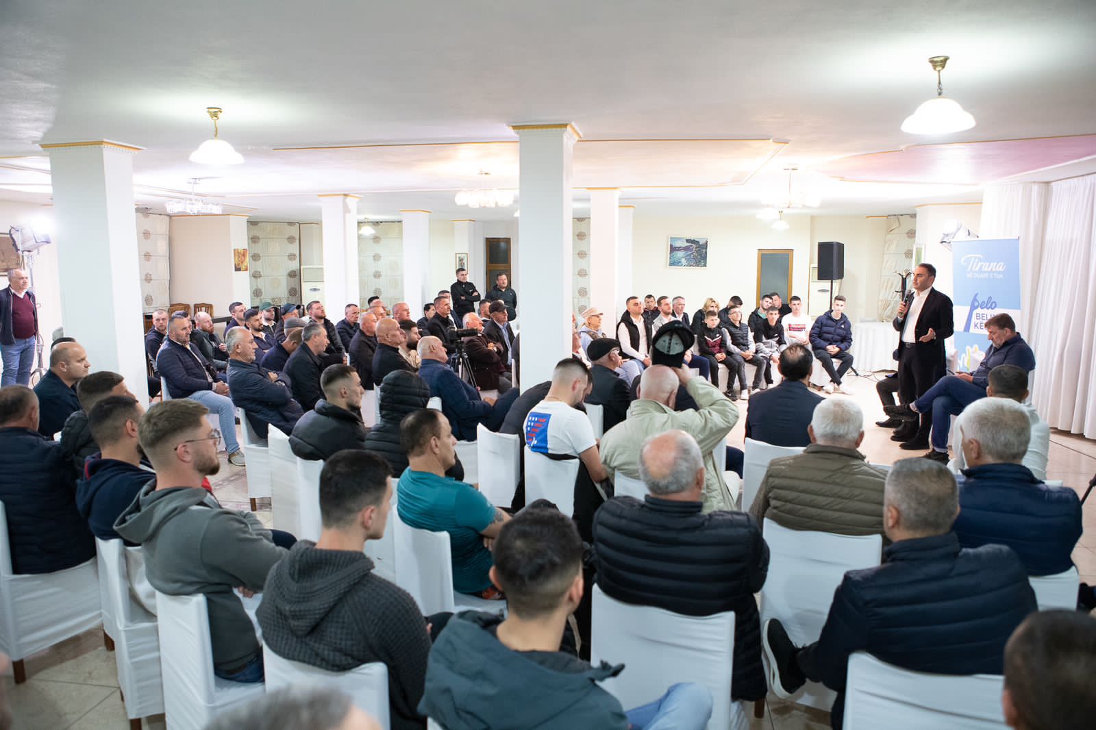 “Autobuzi falas do të votohet edhe nga socialistët”- Këlliçin e presin banorët në Sauk, mes tyre edhe anëtarë të PS