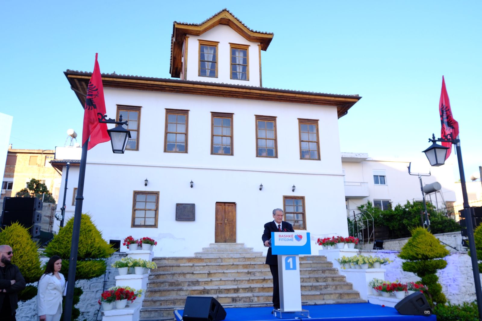 Berisha: Rama nuk pranon të ballafaqohet para qytetarëve. Del burri dy metra nga sheshi, në shesh me zorrë në gojë