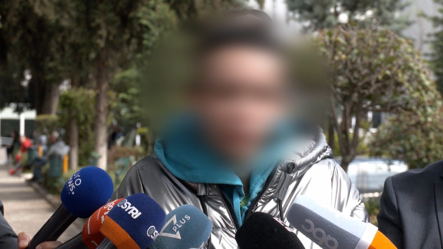 Po më mbyste me thonj, turtura çnjerëzore, dëshmon vajza. Biseda e plotë