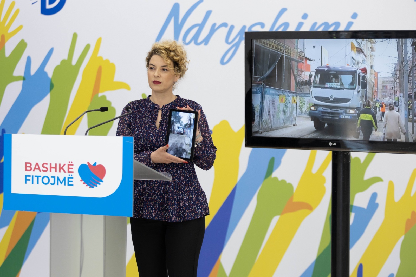 VIDEO/ Vjedhje me asfalt elektoral. Bashkia Tiranë i jep tender një subjekti, por punët i bën me mjetet e saj