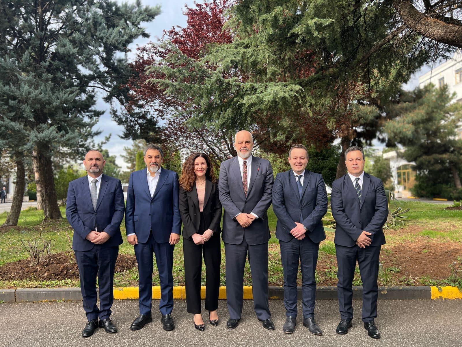 Rama prezanton Vlora Hysenin në zyrat e shërbimit sekret shqiptar