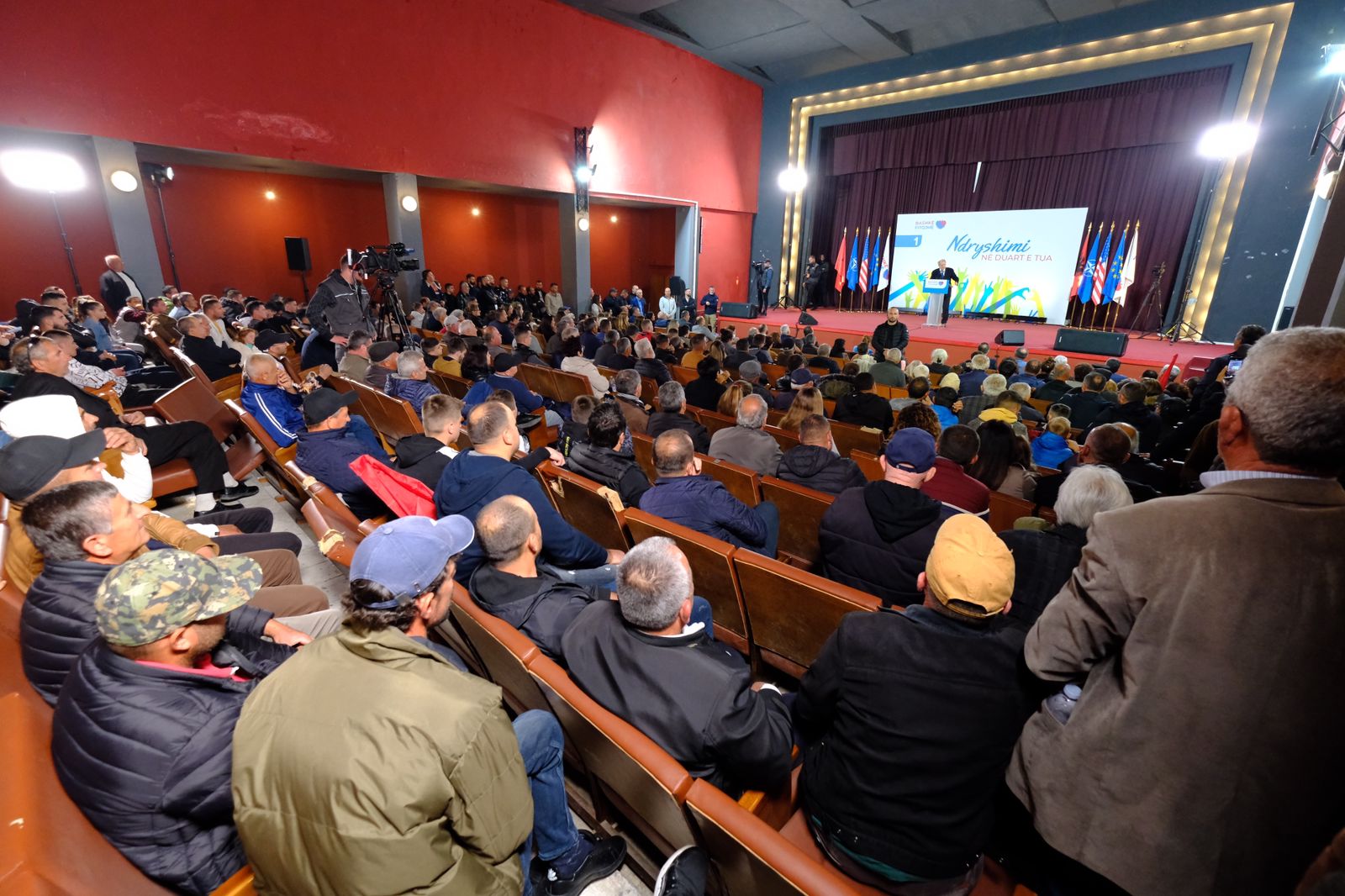 Berisha në Patos: Fatjoni kandidati i Ramës e ka gruan me mandat arresti, ka bërë batërdinë në hipotekën e Sarandës