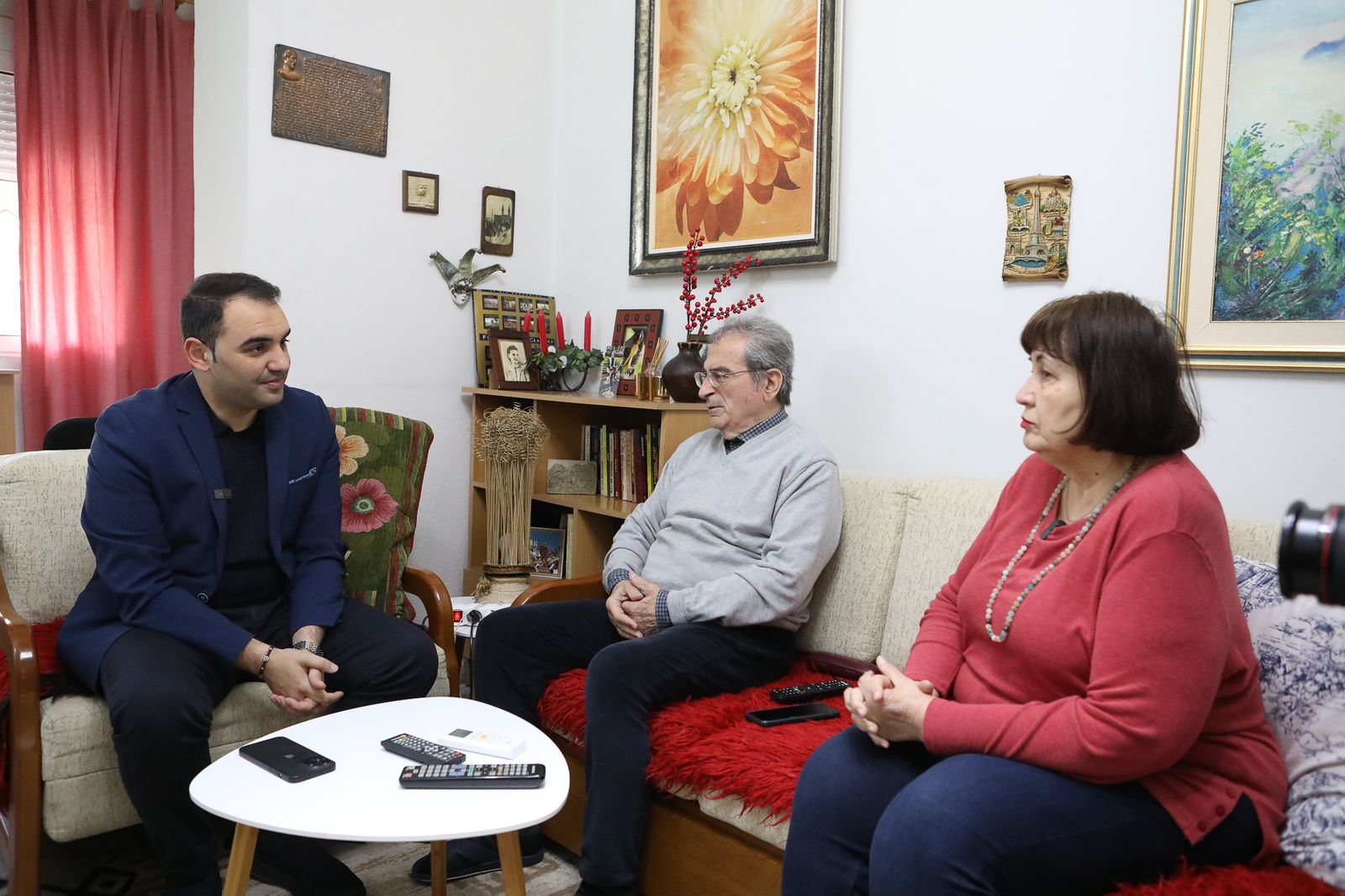 “Do jetë një mrekulli”, Belind Kelliçi i shpjegon transportin publik falas Manush dhe Bardhylka Thanasit