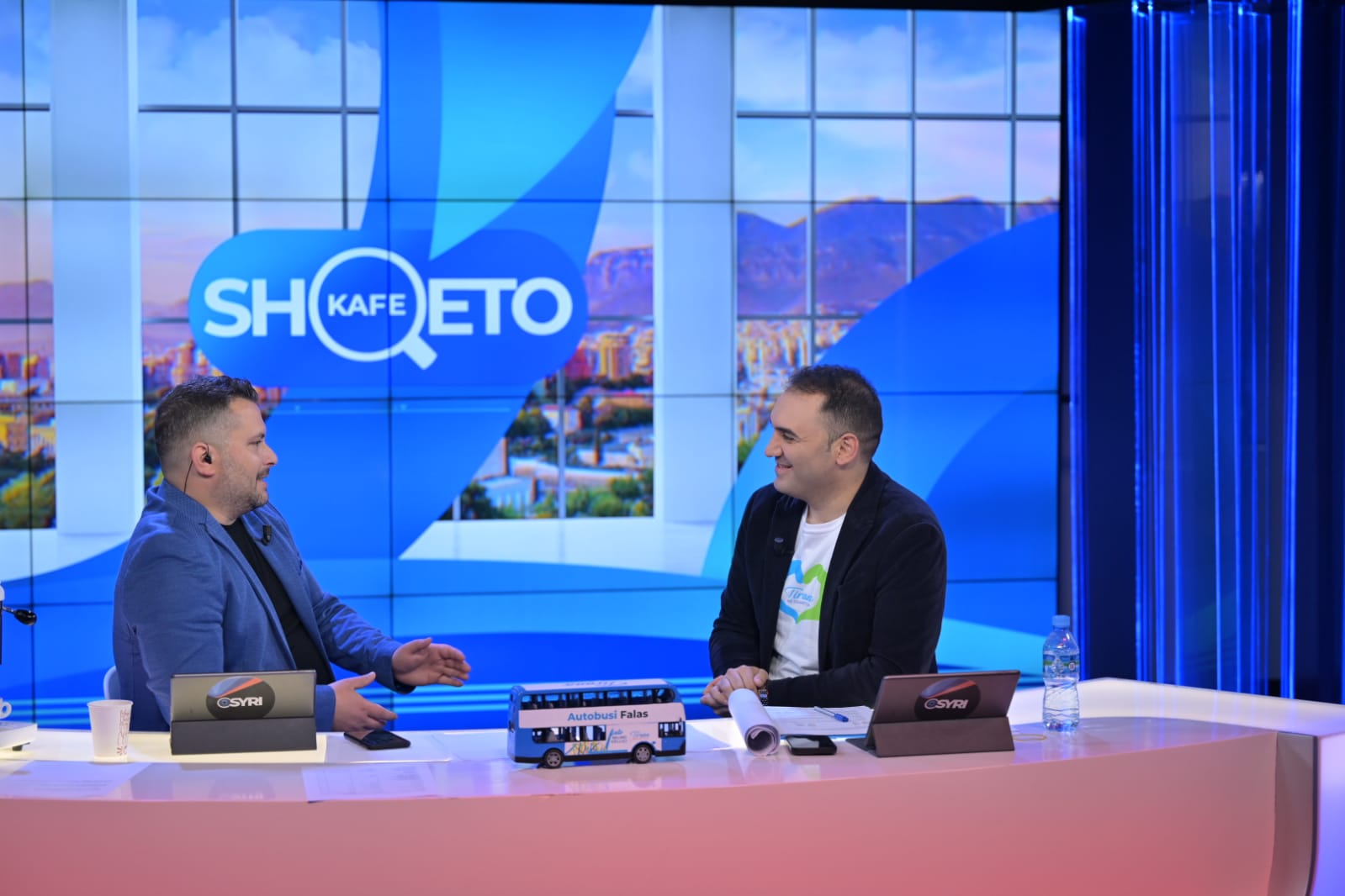 Autobuzi falas i cili u shfaq në “Air Albania”, qendër rinore lëvizëse në Tiranë/ Këlliçi: Projekti ka sjellë reagime masive nga qytetarët