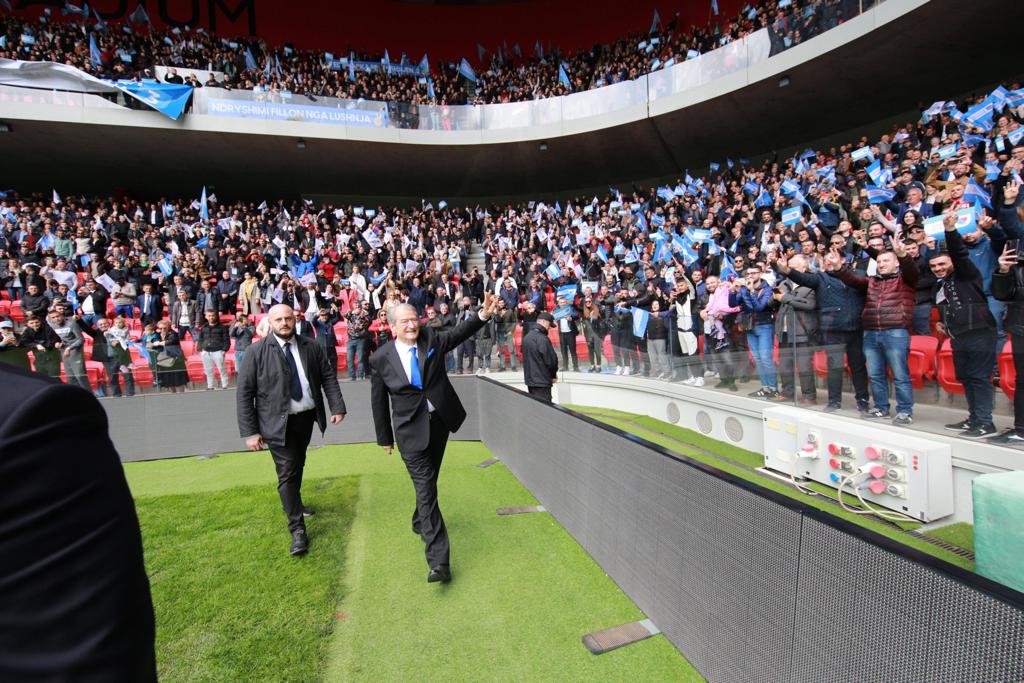 Berisha përshkruan stadiumin në këmbë, përshëndetet me gjitha pjesëmarrësit