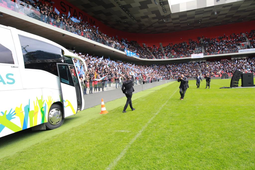Belind Këlliçi hyn me autobus në stadium, mbështetje masive
