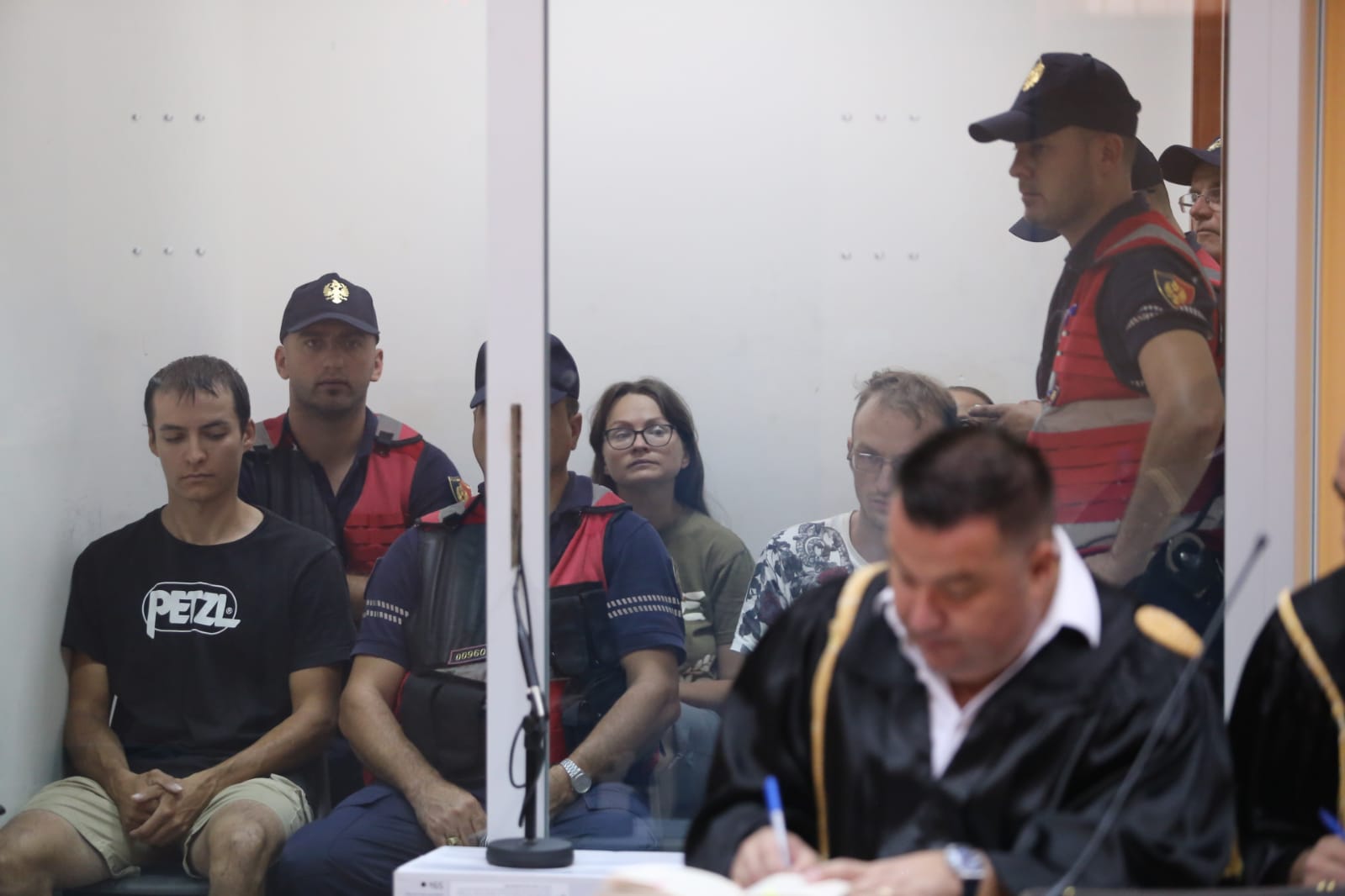 Lirohet nga burgu rusja e Gramshit, por ka një kusht