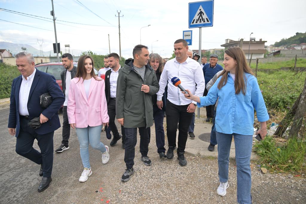 “Autobusi falas dhe mbështetje financiare për çdo fermer për rritje prodhimi”- Belind Kelliçi në Kashar: Do rregullojmë rrugën dytësore