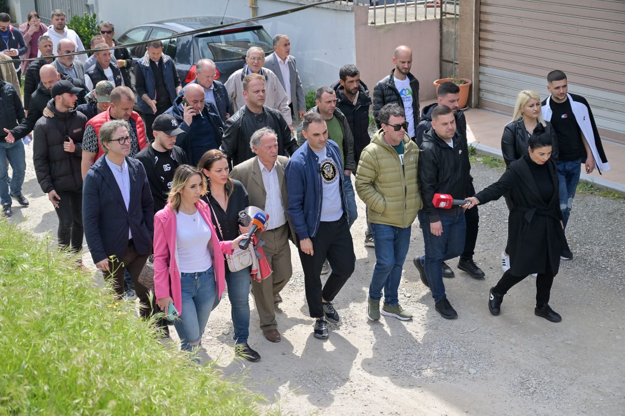 Në Laprakë bie propaganda, s’ka rrugë, s’ka pastrim – Belind Këlliçi siguron banorët se bashkia do të jetë në krah të njerëzve pas 14 Majit