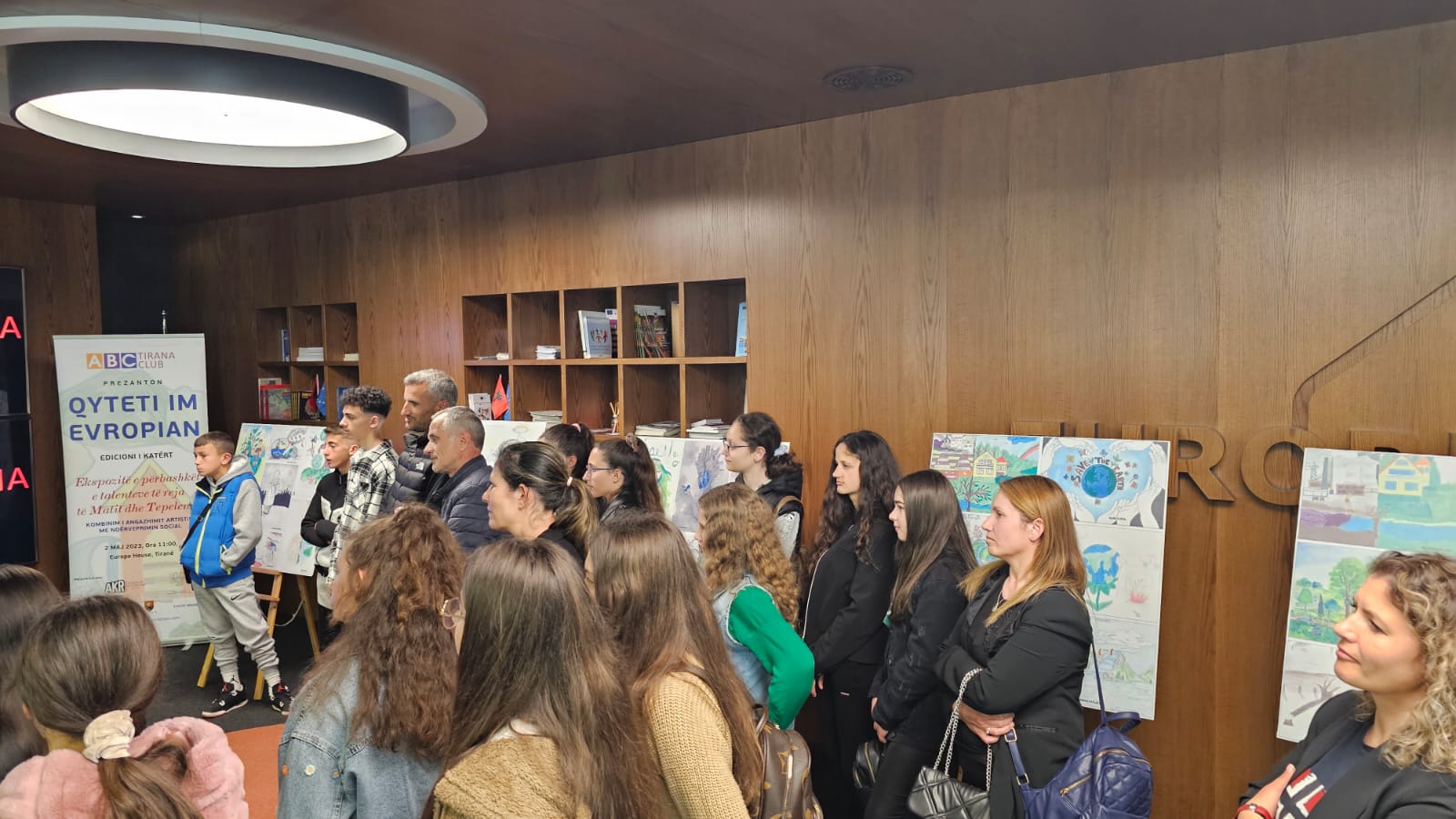 Piktorët e rinj nga Mati dhe Tepelena ekspozojnë punimet në Tiranë