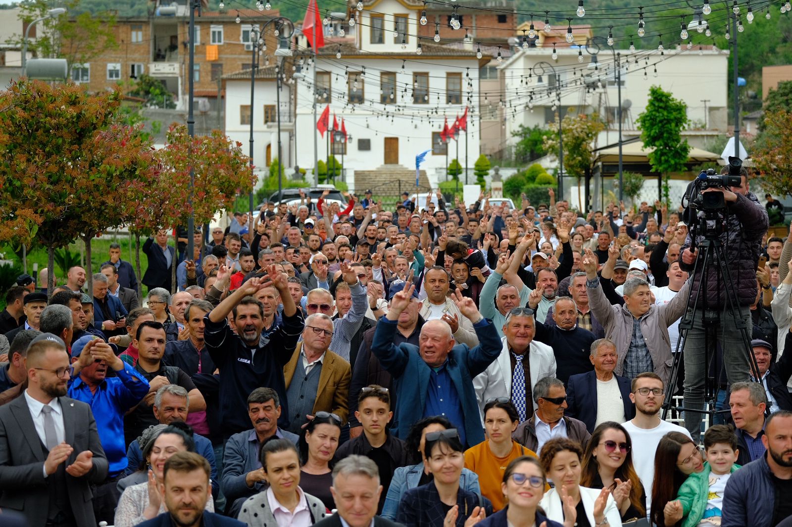 Berisha në Lushnjë: Në këto zgjedhje garojnë dy alternativa, e para buron nga ju njerëzit, e dyta buron nga bodrumet e Edi Ramës