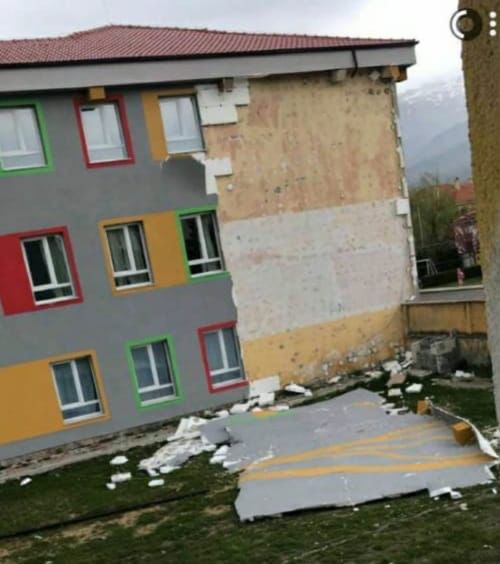 FOTOGALERI/ Bie fasada e shkollës në Ersekë pas rindërtimit, mësuesit në fushatë me Edi Ramën