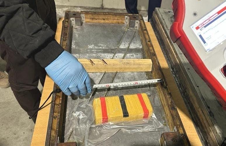 Droga e kapur në Durrës, si e zbuloi policia në bagazhin e fshehtë të autobusit