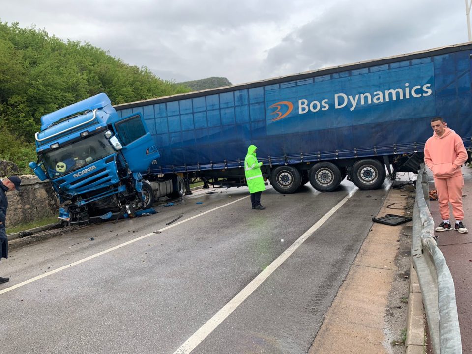 Traileri rrotullohet në rrugë, dyshime për serviset që hedhin vaj në rrugë për të shtuar klientët