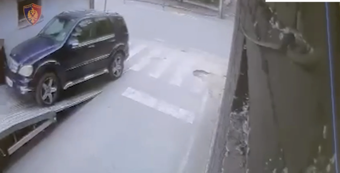 VIDEO/ Vjedhje në pikë të ditës me karrotrec në Tiranë