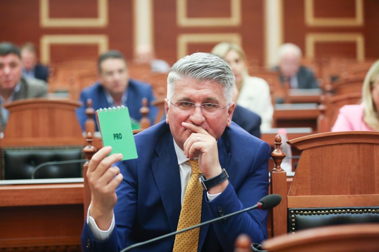 “Vrasësi i grave Dan Hutra mblodhi vota për Rakip Sulin, një rruge në Kamzë do i vihej emri i tij“