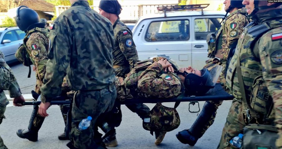 Zveçan, tensionohet situata, ushtarë të KFOR plagosen në përleshje me banda serbe