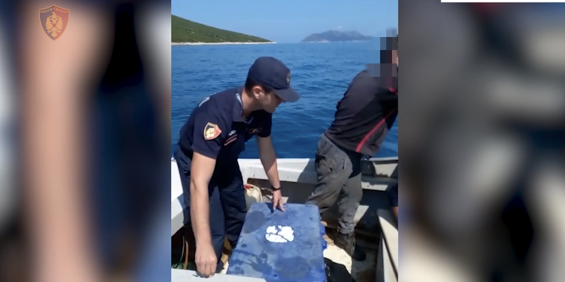 VLORË/ Bllokohet varka që gjuante peshk me dinamit