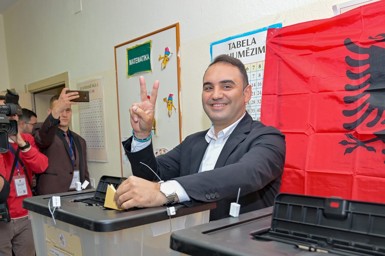 2 banorë të zemëruar rrahin kryetarin e bashkisë së Kolonjës