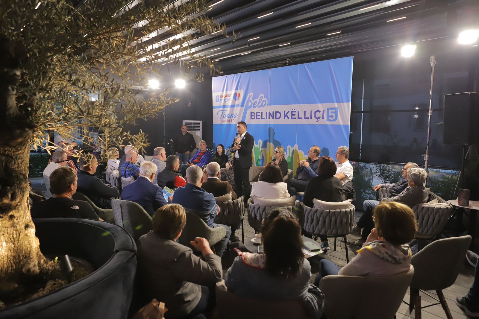 “Dilni votoni masivisht, ndryshimi në duart tuaja”, Belind Këlliçi takim me banorë të Njësisë Nr.9