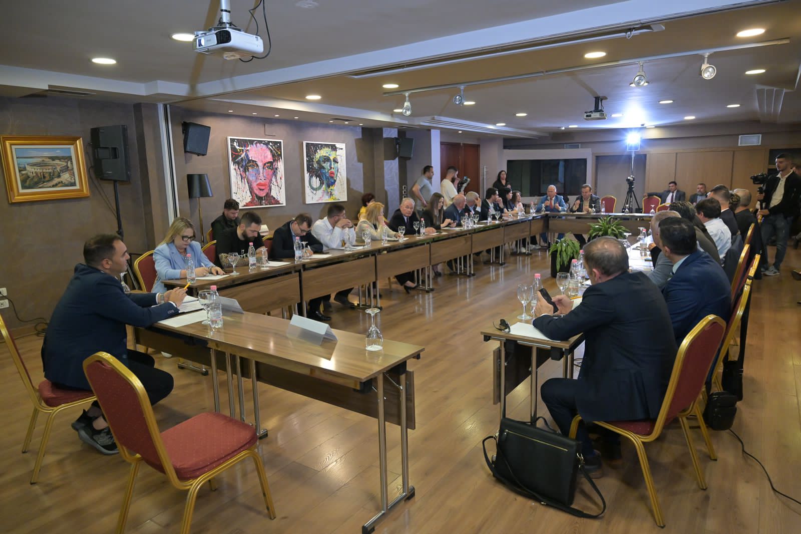 Veliaj shmang debatin, Këlliçi merr pjesë në tryezën e Profesionistëve të Lirë: 5 prioritetet përmirësojnë jetën e qytetarëve