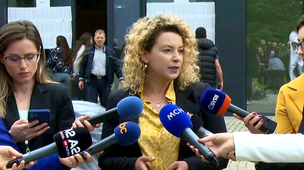 TIRANË/ Denoncohet orientimi i votës në qendrat e votimit. Votuesit marrin fletë votimi me shenjë