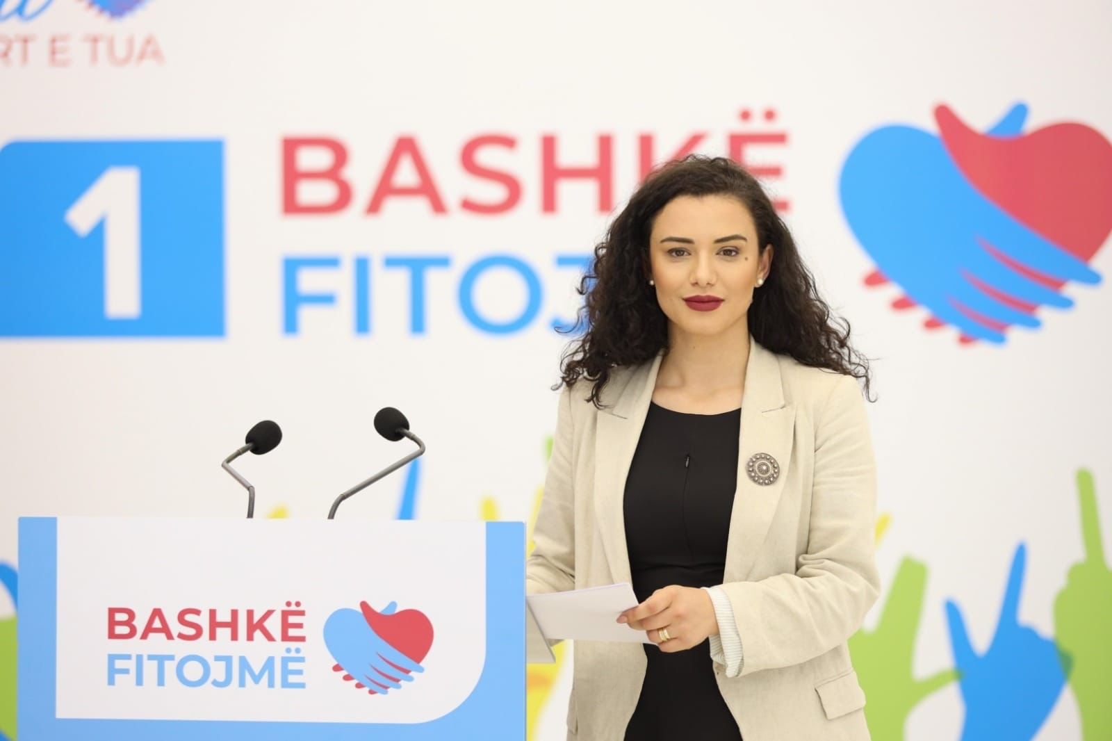 Bashkia e Durrësit i bllokon posterat Igli Carës, diskriminim nga kryetarja