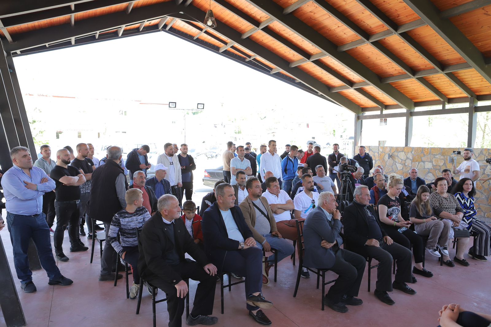 “Rishikim për ulje të tarifës së ujit”, Belind Këlliçi në Zall Bastar prezanton prioritetet e programit të tij për Tiranën*