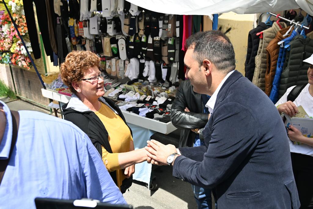 “Kam ardhur nga Italia që të votoj!”-Nënë Klija në krah të Belindit-Kandidati për Bashkinë mes varfërisë së tregut çam dhe kullave të paligjshme të miqve të Veliajt