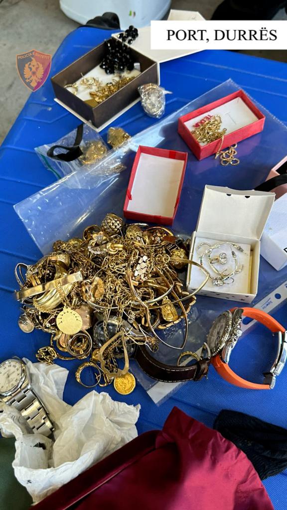 Bizhu kontrabandë në Portin e Durrësit, arrestohet fugonisti