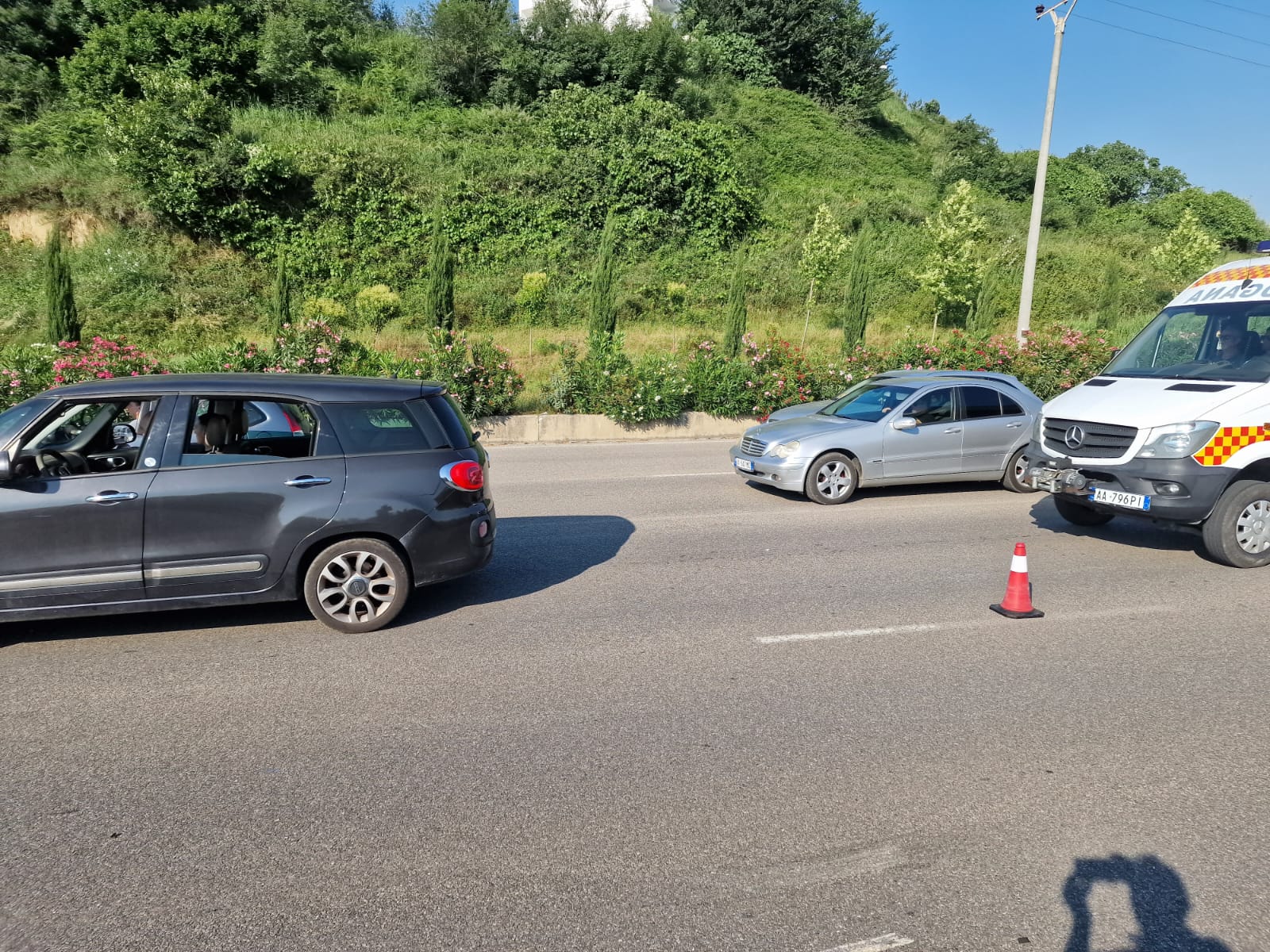 3 makina përplasen në rrugën për në TEG, shpejtonin për në kafe