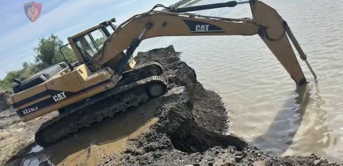 MJEDISI/ Po gërryenin në lumin Mat, bllokohen eskvatori dhe kamioni, 2 persona në kërkim