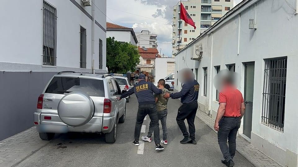 Arrestohen dy punonjës të burgut në Cërrik, mashtruan mijëra euro një çeke