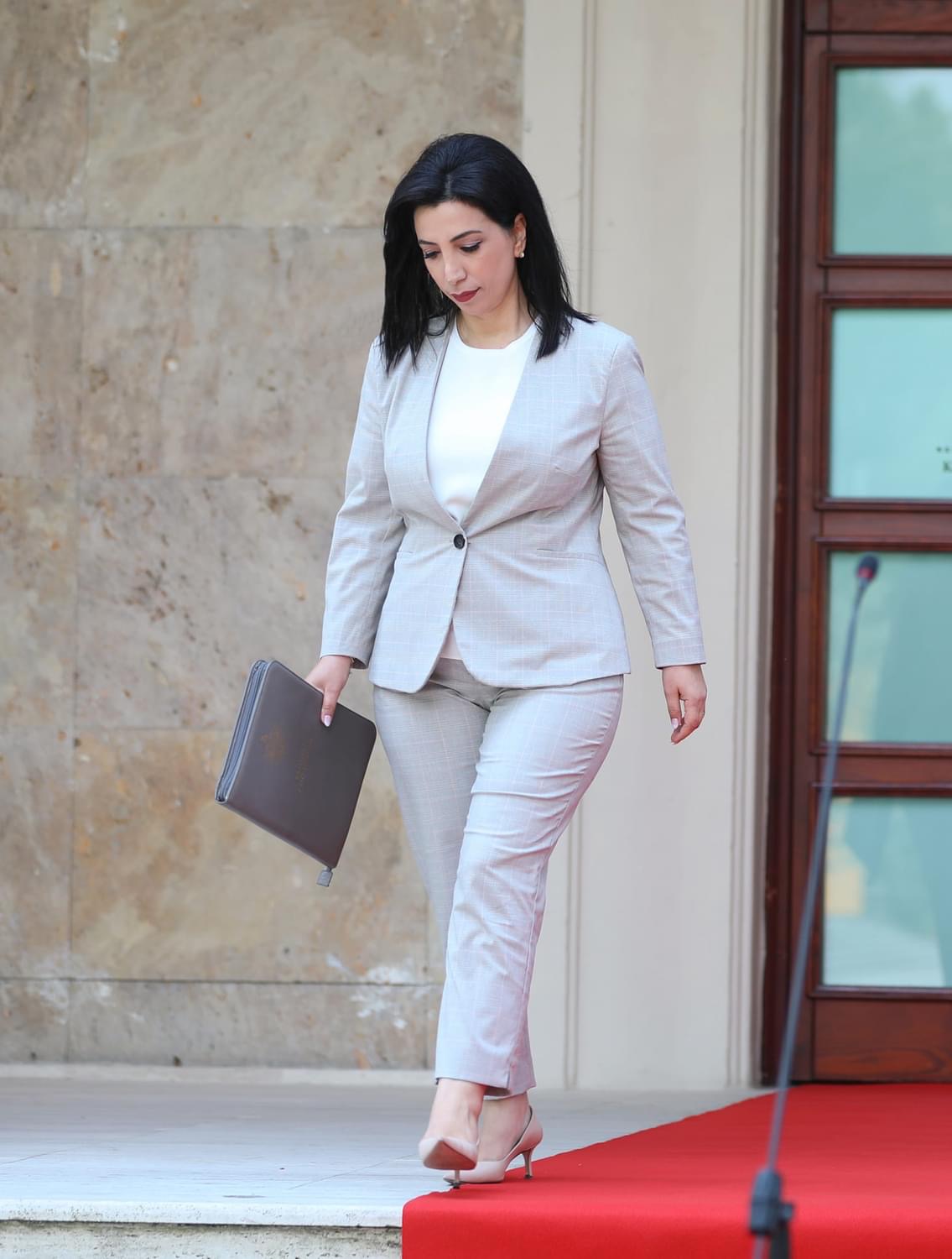 Bursa studimi me vlerë sa paga minimale për studentët, përfituesit dhe degët