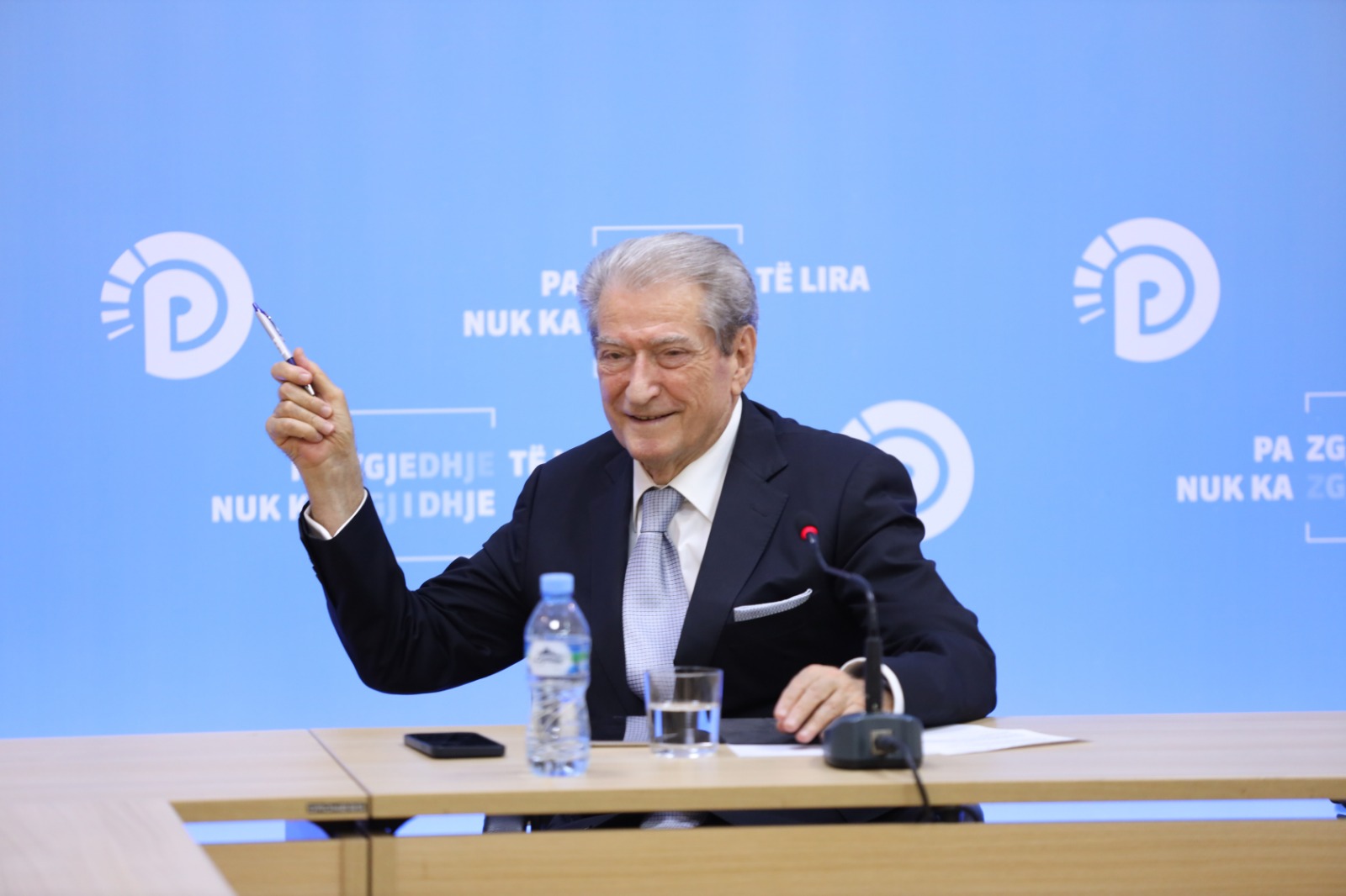 Farsa zgjedhore në Kamzë/ Berisha: Vetëm në 6 qendra janë gjetur 240 ndërhyrje manipulative