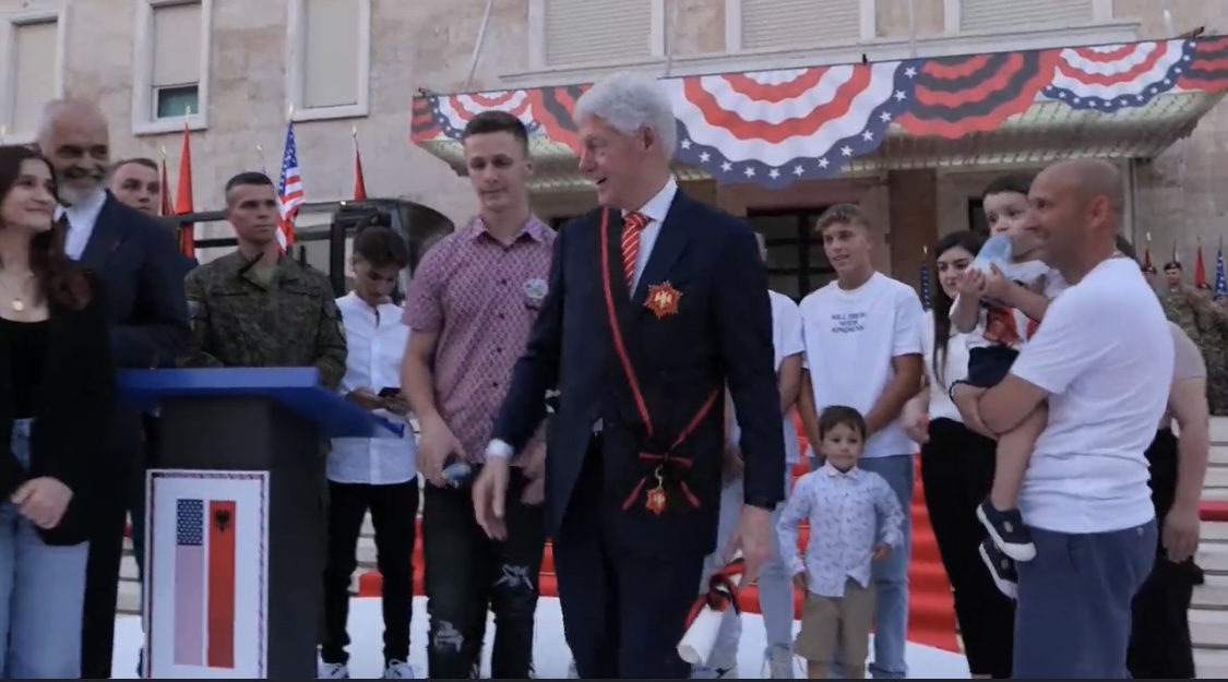 Klinton nderohet me “Yllin e Mirënjohjes”