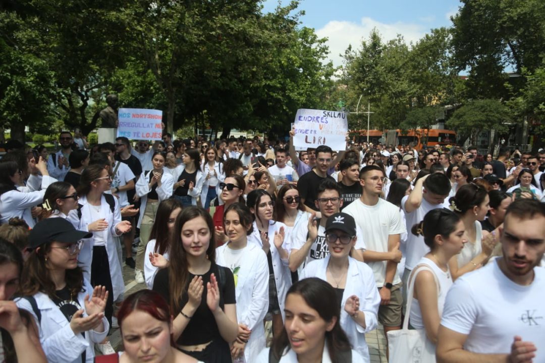 Studentët e Mjekësisë po i heqin kallajin vendimit të qeverisë, në këmbë nga Fakulteti deri në Kuvend