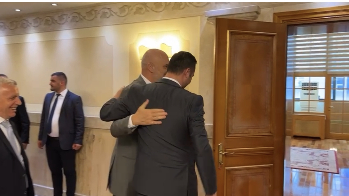 Konjufca tregon pse Kurti pak metra nga zyra e takimit Osmani-Rama, nuk pret kryeministrin nga Tirana. Konjufca: 3 arsye pse qëndrimi i Tiranës dëmton Kosovën