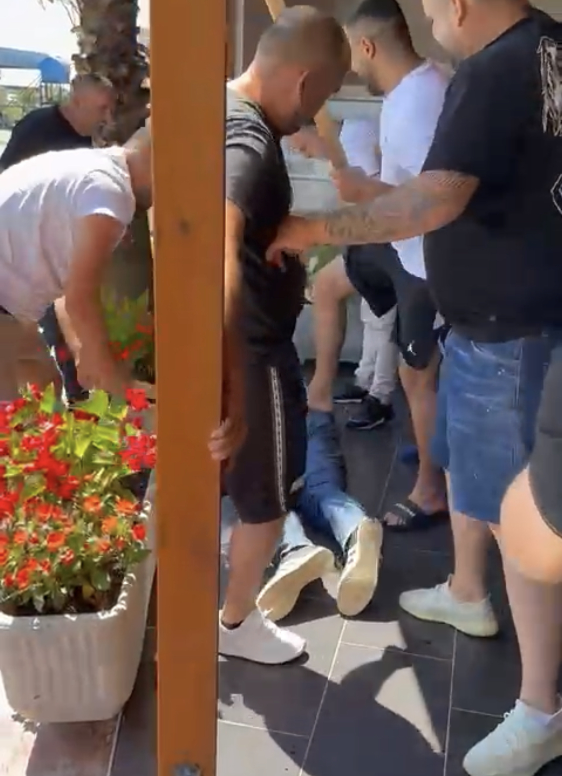 VIDEO +18 / Rrahja e pamëshirshme e 2 personave në Krujë nga Rrahjat