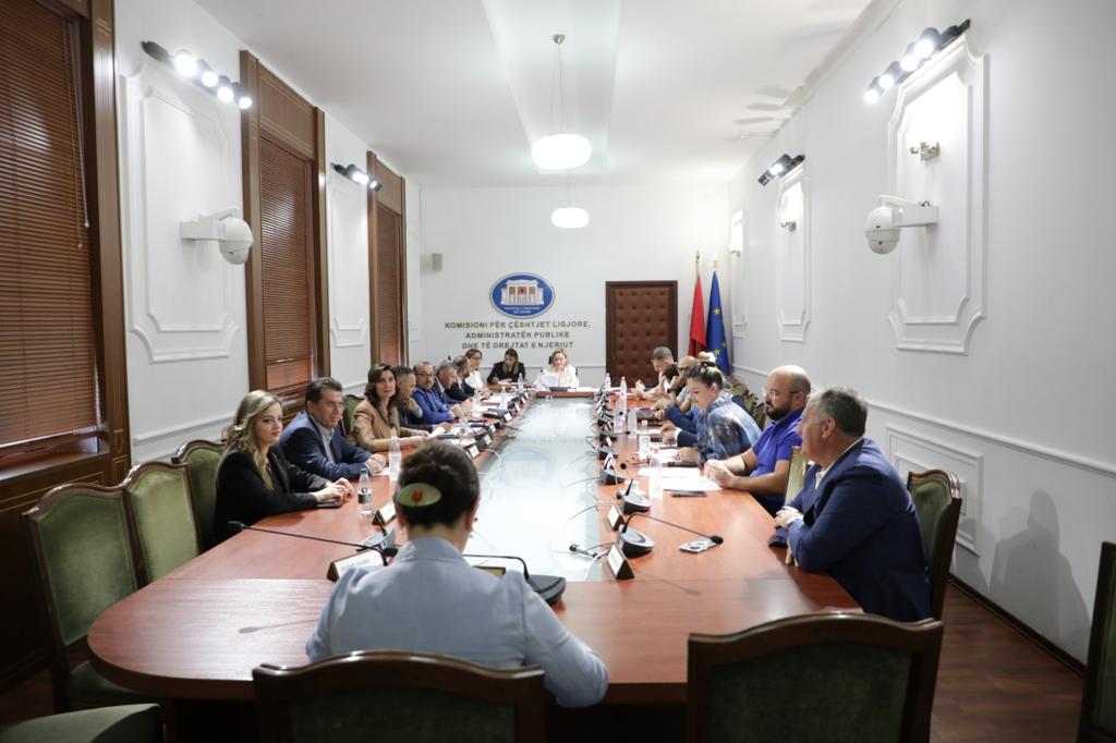 Nis mbledhja e Këshillit të Mandateve, Ahmetaj nuk është prezent