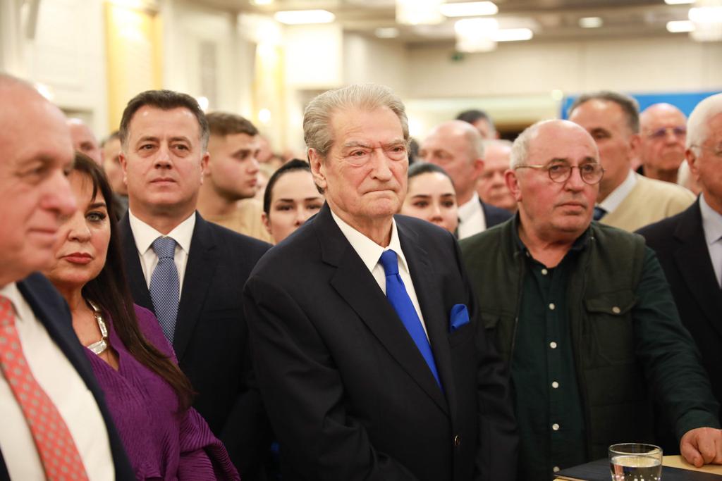 PD feston 33 vjetorin, thirrje shqiptarëve të përfshihen në mosbindjen civile