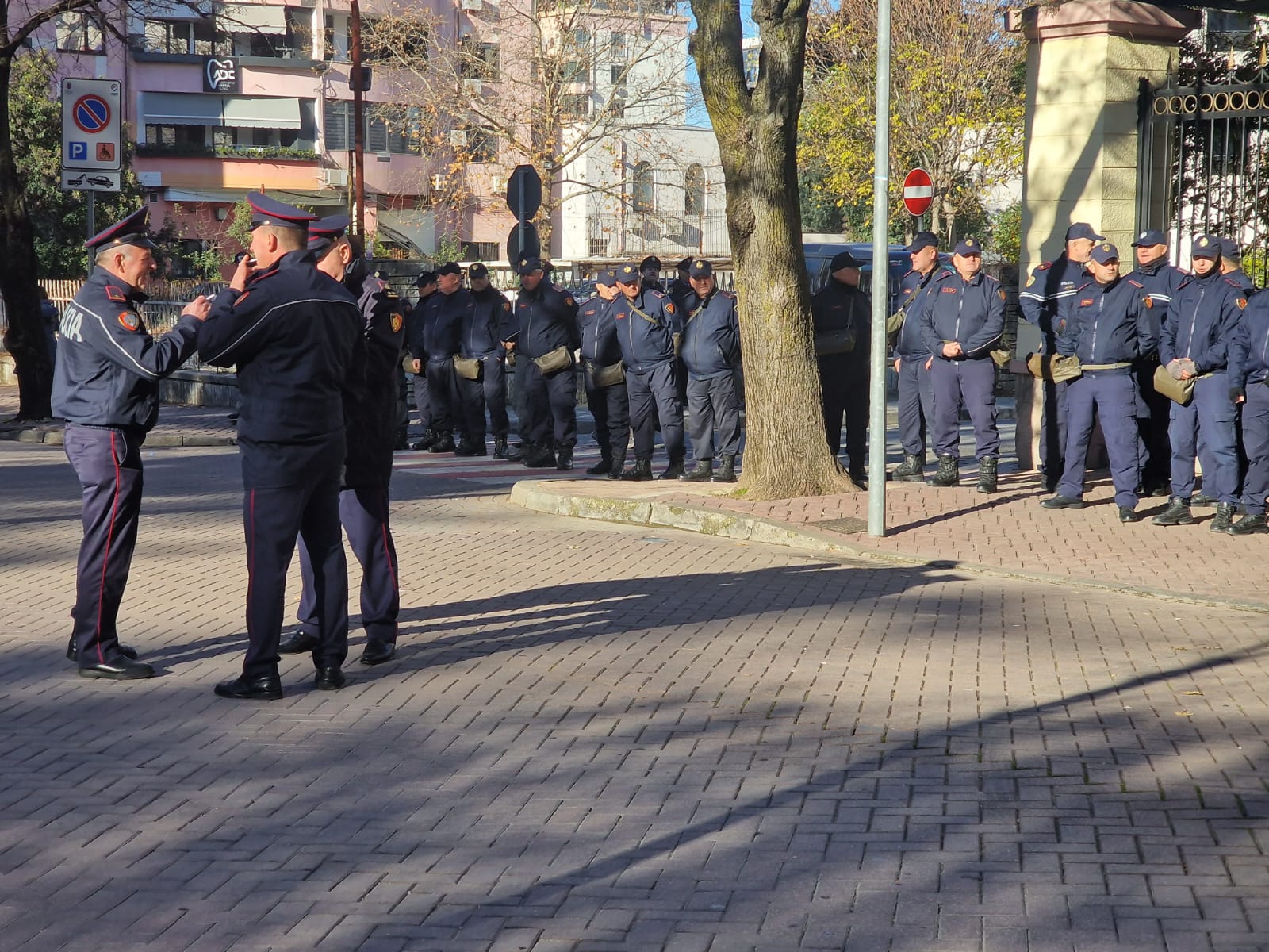 VIDEO/ Policia rrethon kryesinë e Kuvendit, postblloqe dhe kufizim lëvizje