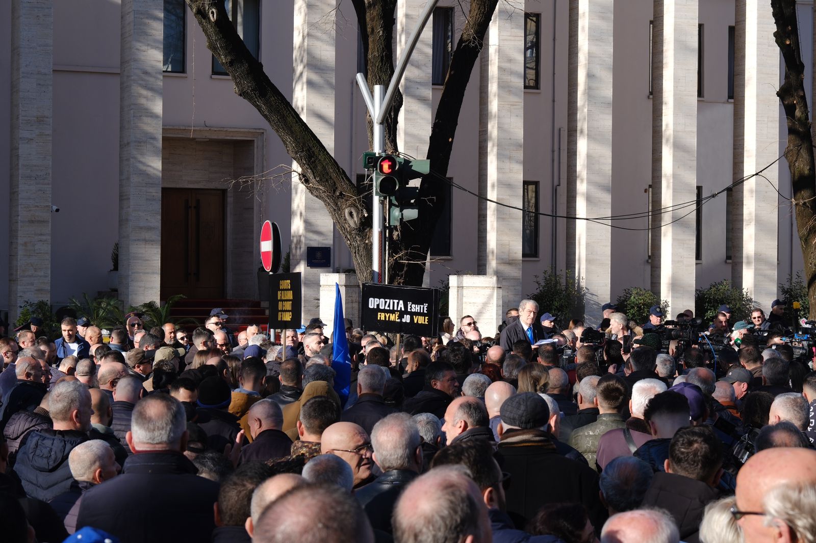 Demokratët protestë tek Gjykata e Lartë, Berisha: Edhe Hitleri e bëri holokaustin me gjykata
