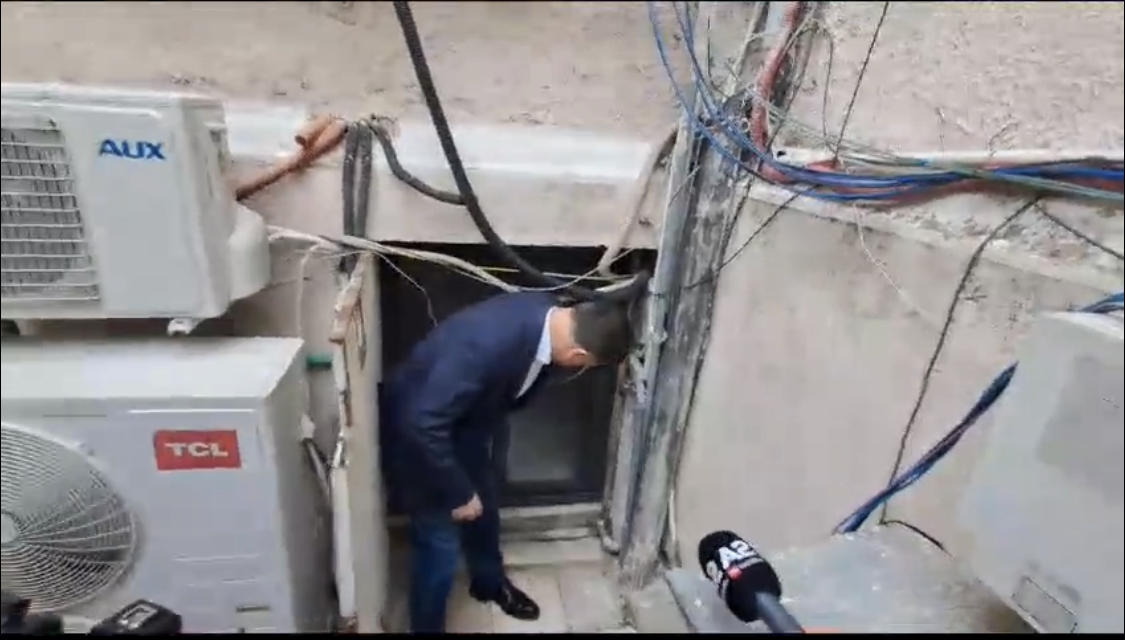 Deputetët e mazhorancës kalojnë nga një dritare podrumi të kaldajës