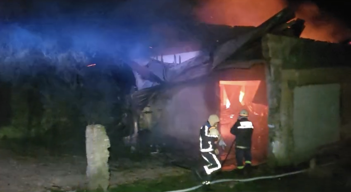 VIDEO/ Digjet mobileria në Krutje të Lushnjës, flakët zhdukin gjithçka