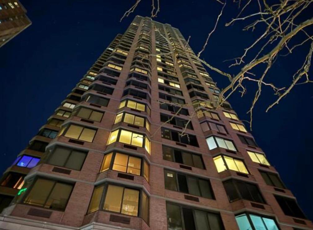 NJU JORK / Një grua 35 vjeçare “hidhet” nga çatia duke mbetur e vdekur