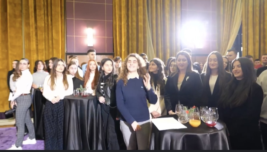 Rama bën një tjetër mbrëmje për të lyer buzët me të kuq, kësaj here mbrëmje antiPisa