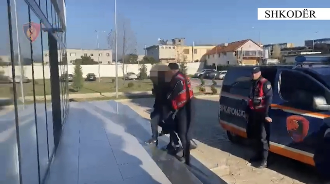 Rrëmbeu me dhunë paratë në dyqan, policia e kap në prag