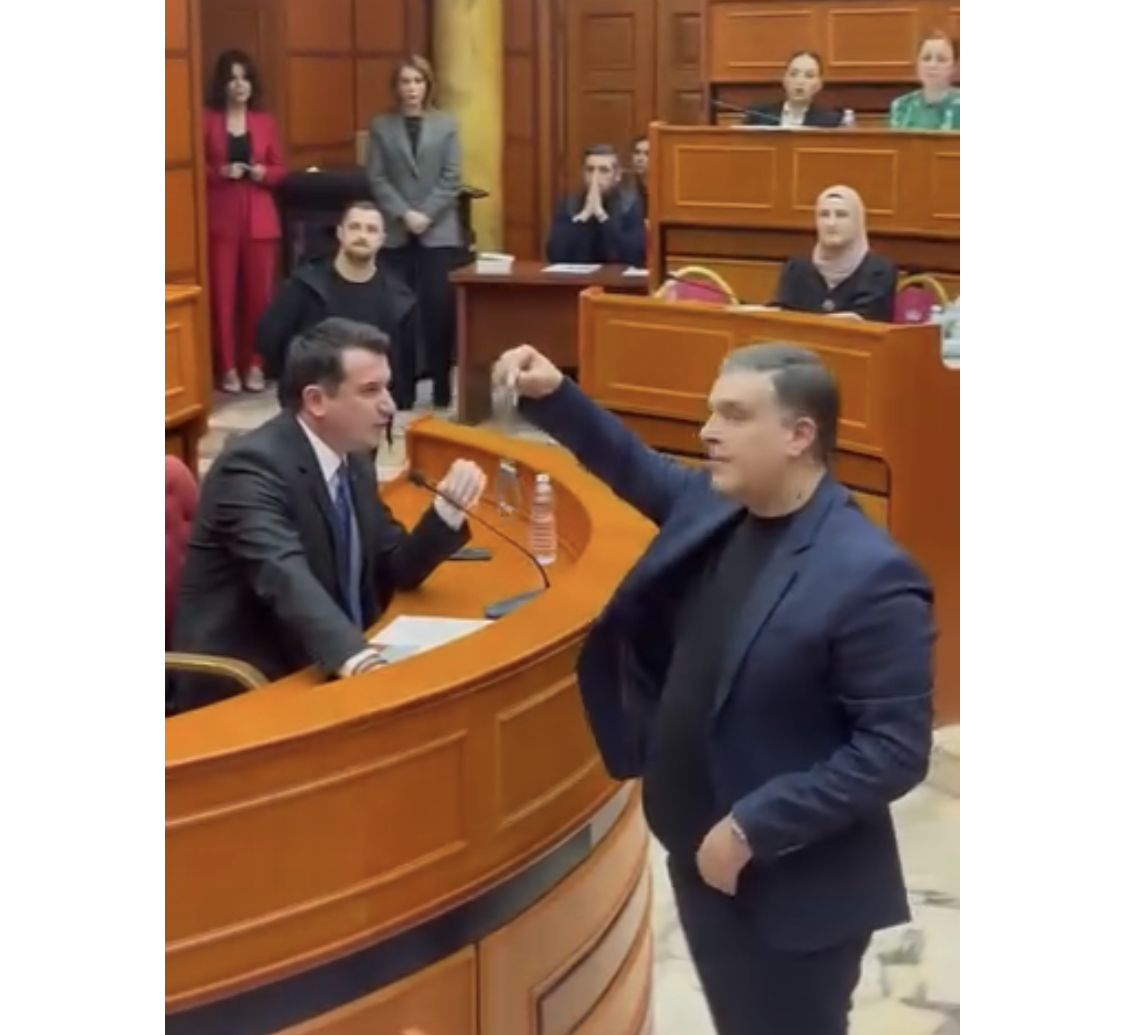 Tedi Blushi i shkon me pranga në dorë Erion Veliajt