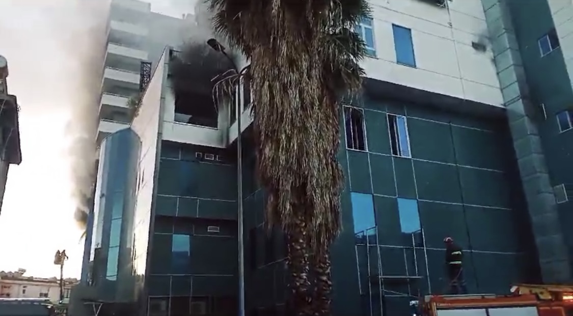 Merr flakë qendra tregtare në Lushnjë, panik në qytet